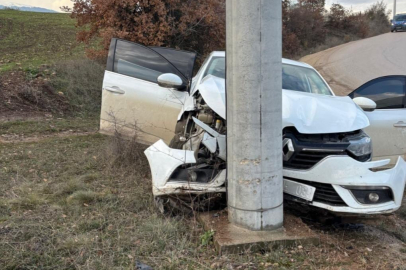 Bursa'da kontrolden çıkan otomobiller direğe çarptı! Yaralılar...