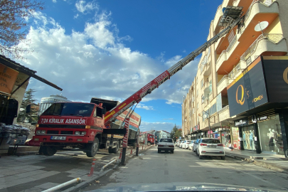 Aksaray'da asansörle binadan yük taşıyan nakliyeciler yürekleri ağza getirdi