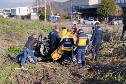 Bursa'da kamyonetin çarptığı otomobil dereye uçtu! Yaralılar var...