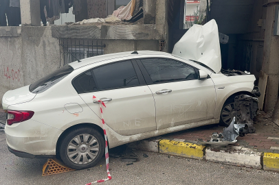 Kocaeli'de freni boşalan otomobil binanın duvarına çarptı: 2'si ağır 4 yaralı