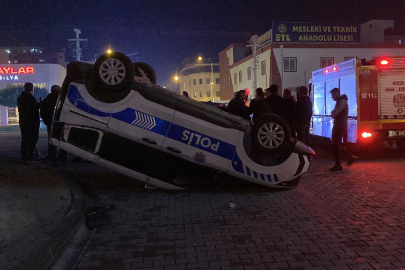 Mersin'de otomobilin çarptığı polis aracı ters döndü