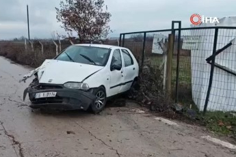 Bursa'da hapşıran sürücü kontrolü kaybedince araç duvara çarptı: 2 yaralı