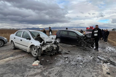 Afyonkarahisar'da otomobillerin kafa kafaya çarpıştığı kazada yaşlı çift hayatını kaybetti