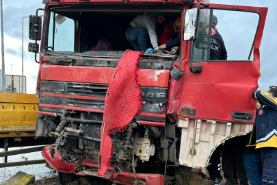 Afyonkarahisar'da tır ile kamyon çarpıştı: 1 ölü