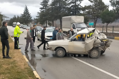 Isparta’da kamyonet otomobile çarptı