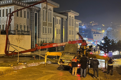 Kastamonu'da beton pompası devrildi, facianın eşiğinden dönüldü