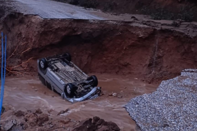 İzmir'de toprak kayması nedeniyle yolda çökme meydana geldi