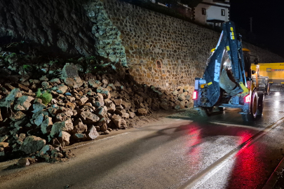 Muğla Bodrum'da istinat duvarı karayoluna çöktü