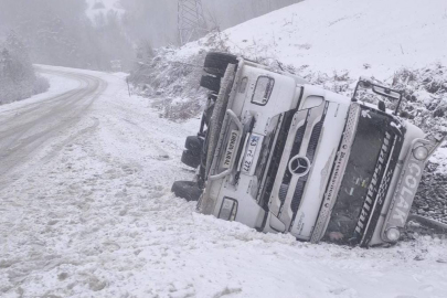 Bursa'da kar yağışı sebebiyle yoldan çıkan tır devrildi: 2 yaralı