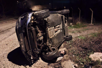 Bursa'da aydınlatma direğine çarpan otomobilin sürücüsü öldü