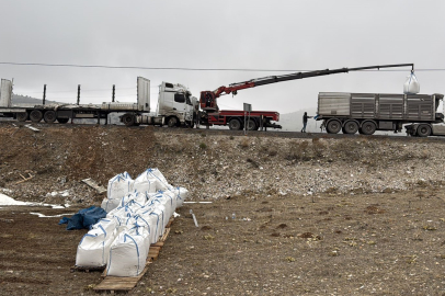 Afyonkarahisar'da devrilen tırın sürücüsü yaralandı, 27 ton şeker ziyan oldu