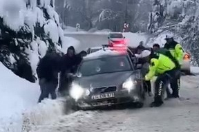 Bursa'da karlı yolda korkutan anlar! Vatandaşlar mahsur kaldı