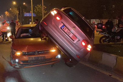 Aydın'da çarpışan otomobiller üst üste bindi: 2 yaralı