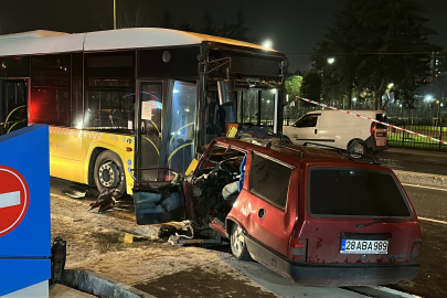 İstanbul Eyüpsultan'da Tofaş otomobil İETT otobüsü ile kafa kafa çarpıştı