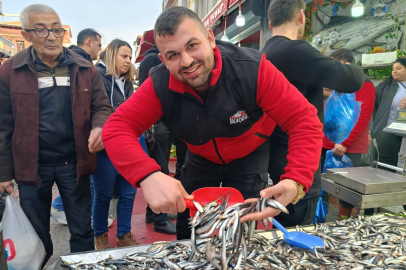 Hamsi fiyatlarında yüz güldüren düşüş!