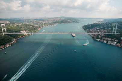 İstanbul Boğazı'nda gemi trafiği askıya alındı: 2 kardeş aranıyor