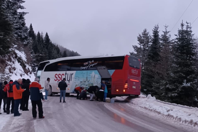 Bolu Kartalkaya yolunda kontrolden çıkan yolcu otobüsü yolu kapattı