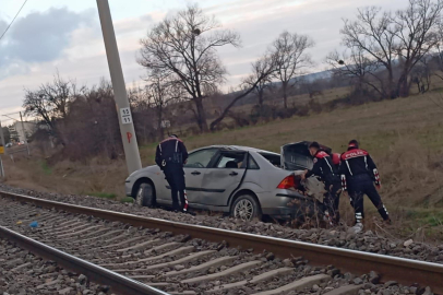 Kütahya'da polisten kaçan araç takla atarak demir yoluna devrildi