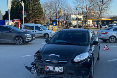 Kocaeli'de içinde bebek olan ambulans kaza yaptı