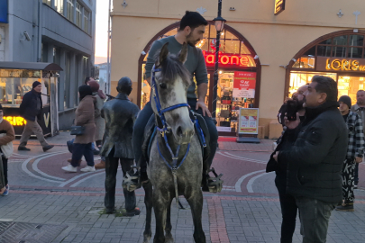 Bartın'da kalabalık caddeye atla giren şahsa polis engeli