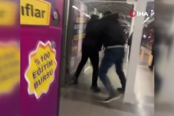 Bursa metrosunda skandal! Omzuna çarpan genci darp etti