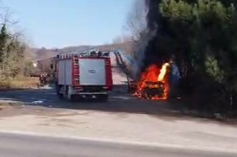 Zonguldak'ta park ettiği araç alev topuna döndü, kendini son anda kurtardı