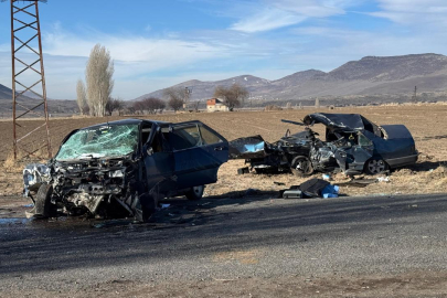 Nevşehir'de iki otomobil çarpıştı: Baba ve oğlu öldü, 4 kişi yaralandı