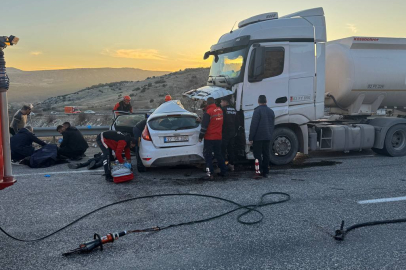 Adıyaman'da otomobil ile yakıt tanker çarpıştı: 3 ölü