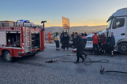 Adıyaman'da yakıt tankeri ile otomobil çarpıştı