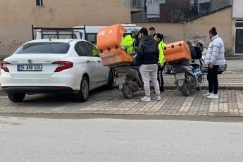 Bursa'da motosiklet ile otomobil kafa kafaya çarpıştı