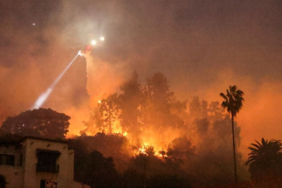 Los Angeles'teki yangın Kenan Doğulu ve Beren Saat'in evine de sıçradı!