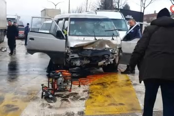 Bursa'da park halindeki tıra minibüs çarptı! Çok sayıda yaralı var...