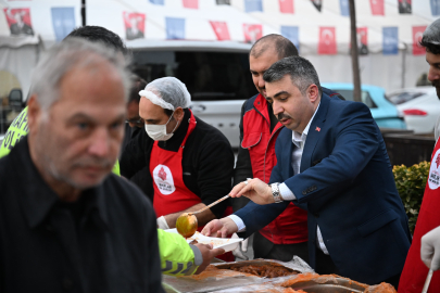 Bursa Yıldırım Belediye Başkanı Oktay Yılmaz vatandaşlarla iftar sofrasında buluştu