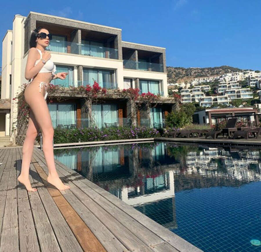 Türkiye nin en uzun bacaklı mankeni sezonu yürek hoplatan bikinili pozlarıyla açtı Bursa