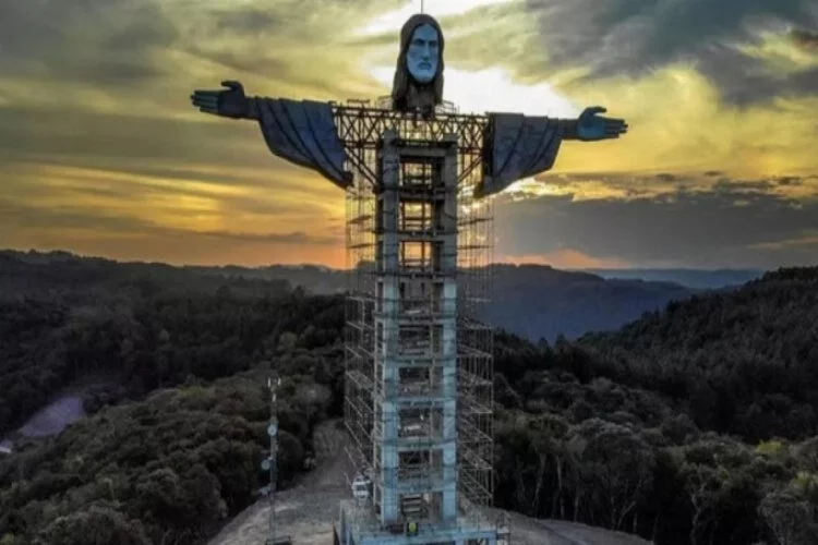 Brezilya'ya ikonik Kurtarıcı İsa heykelinden daha uzun bir İsa heykeli