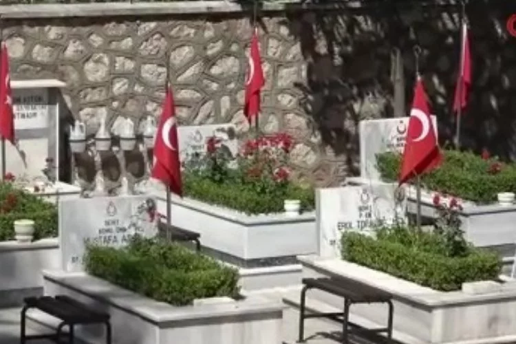 Bursa'da bayramın acı yüzü şehitliklerde yaşandı