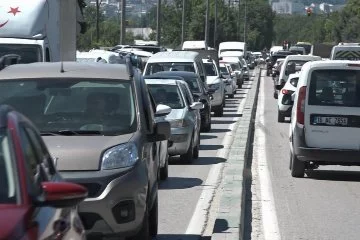 Bursa'da kurban pazarına akın eden vatandaşlar kilometrelerce araç kuyruğu oluştu