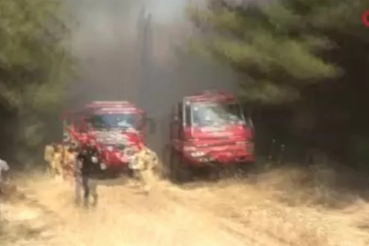 Bursa'da yangına müdahale eden ekipler alevlerin içinde kaldı