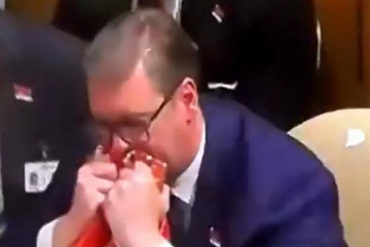 Soykırımcıların Cumhurbaşkanı Vucic'i gözyaşlarına boğan karar! Bayrağa sarılıp ağladı