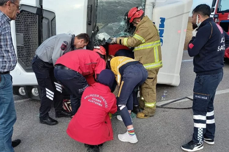Kadın kamyon sürücüsü kazada yaralandı